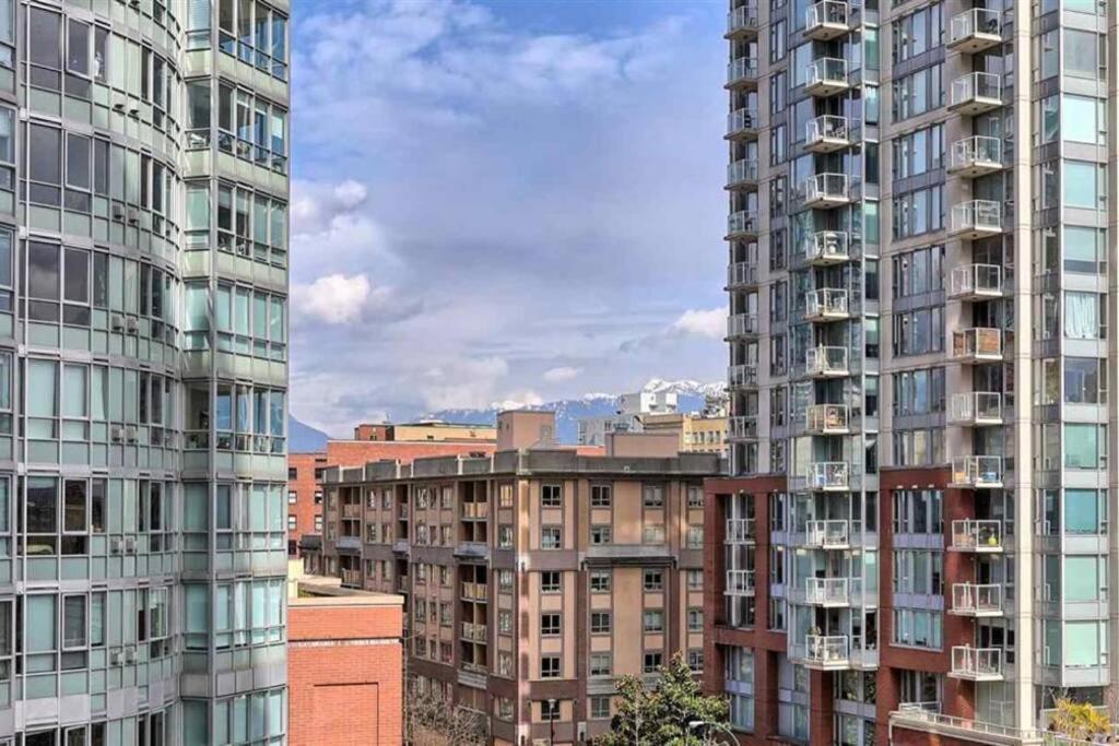 Lovely One-Bedroom Apartment With Pool, Hot Tub, And Gym In The Heart Of Downtown, Skytrain 3Min Away Vancouver Exterior foto