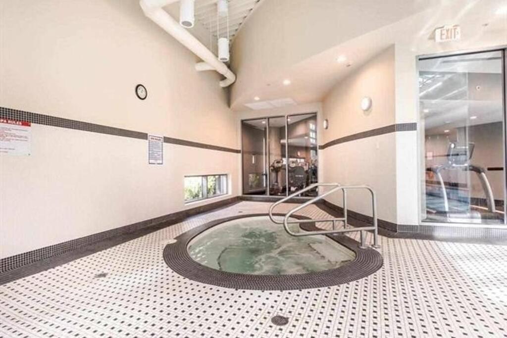 Lovely One-Bedroom Apartment With Pool, Hot Tub, And Gym In The Heart Of Downtown, Skytrain 3Min Away Vancouver Exterior foto