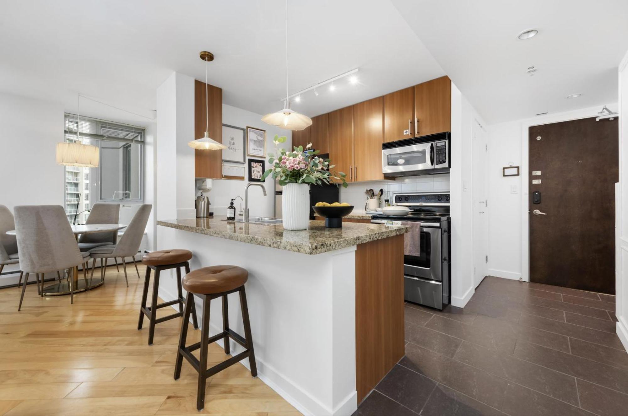 Lovely One-Bedroom Apartment With Pool, Hot Tub, And Gym In The Heart Of Downtown, Skytrain 3Min Away Vancouver Exterior foto